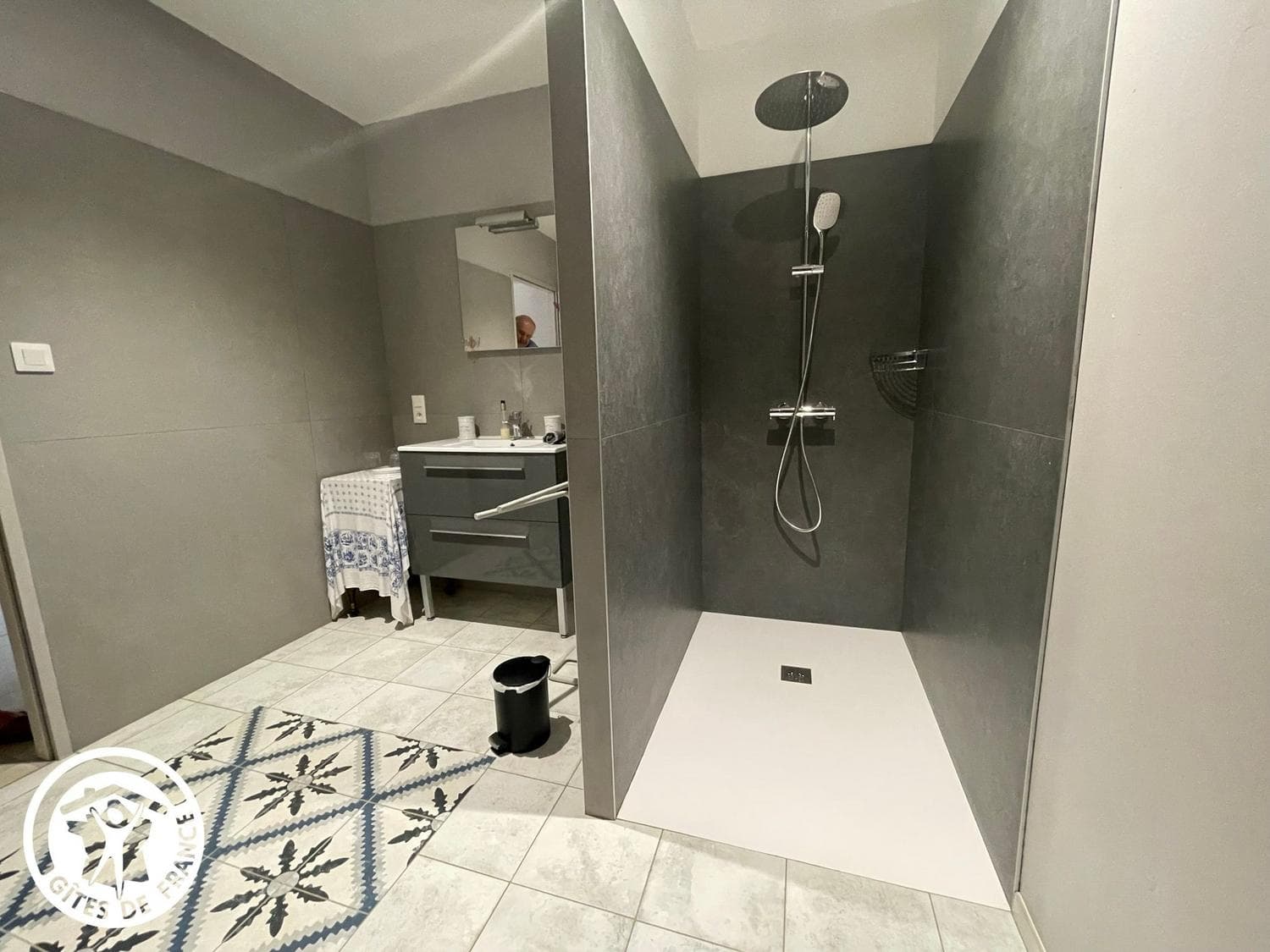 Piscine couverte avec toboggan